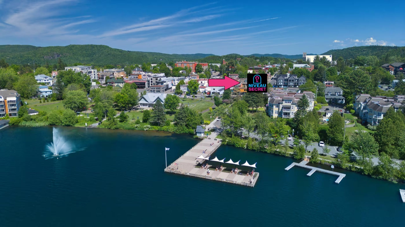 Vue aérienne du lac et du village de Sainte-Agathe-des-Monts