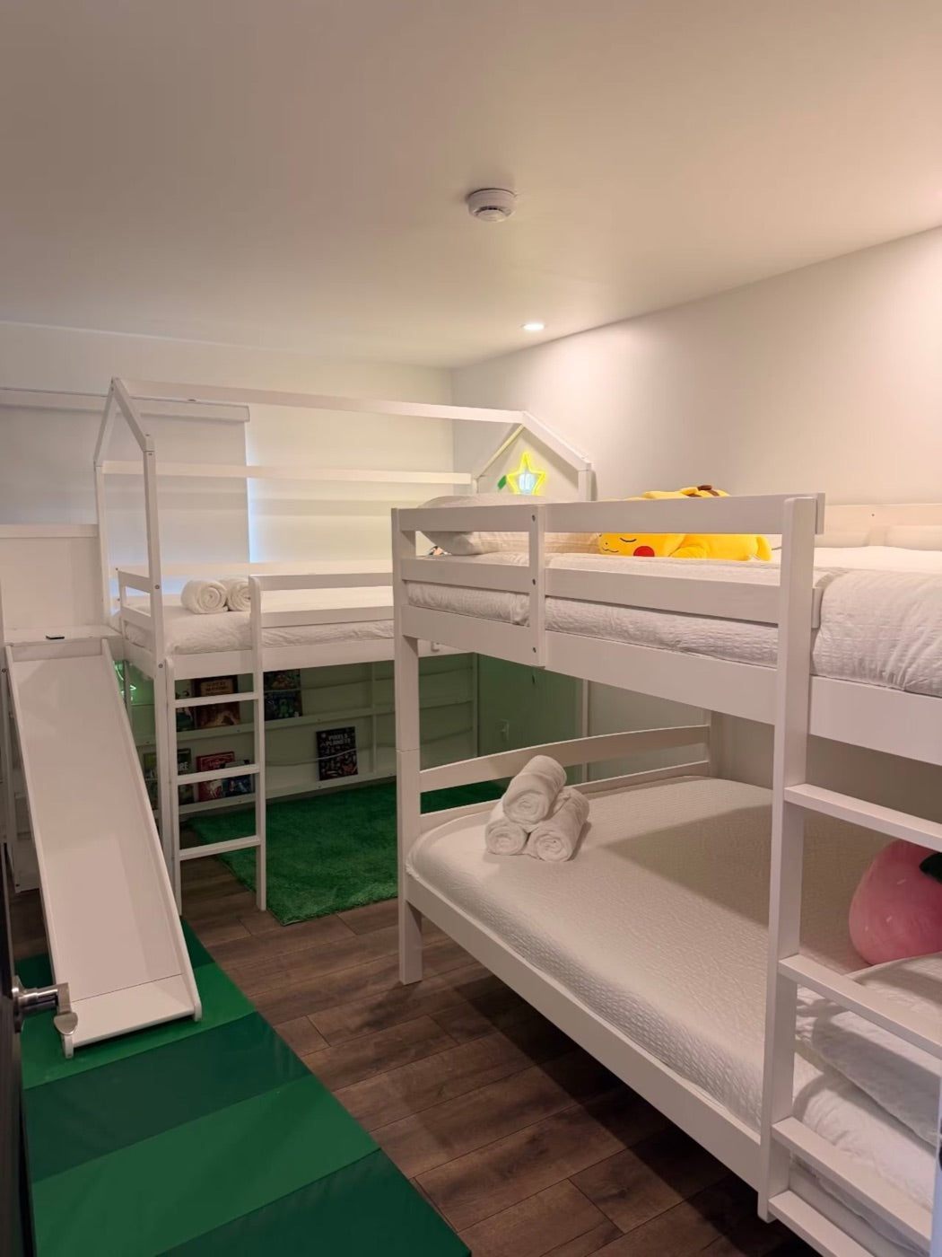 Chambre d’enfants avec lits superposés, lit-cabane et glissade