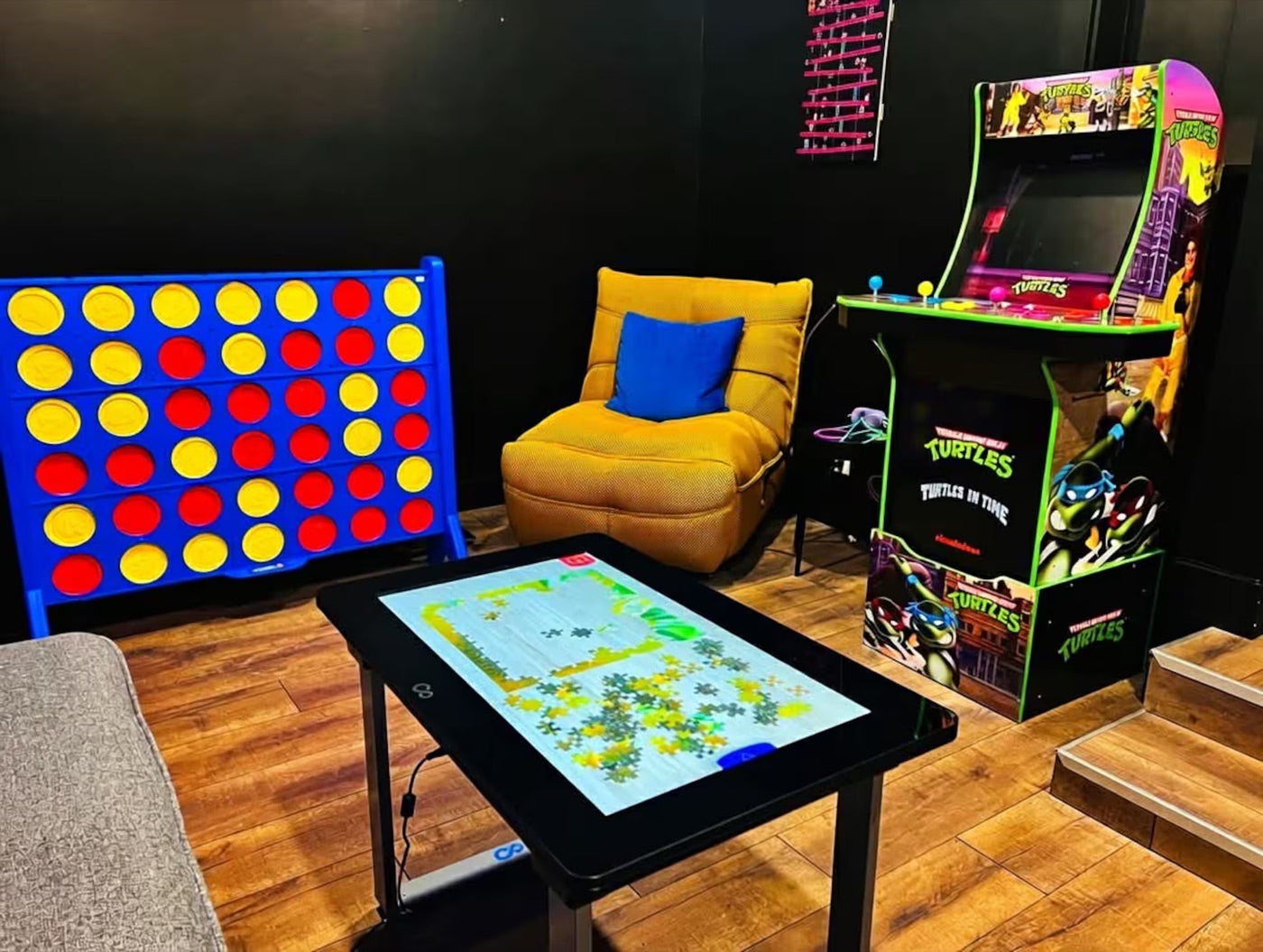 Salle de jeux avec borne d’arcade Tortues Ninja et puissance 4 géant