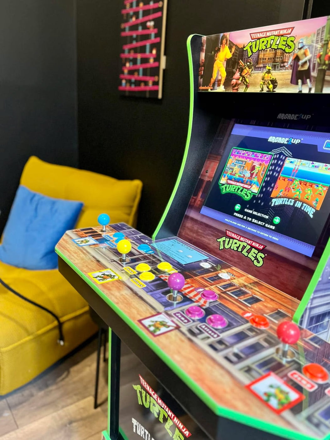 Borne d’arcade Tortues Ninja « Turtles in Time » dans le salon de jeux